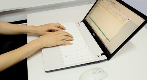 “Tengo una clínica y manejamos informes médicos en Word. ¿Cómo puedo registrar los accesos a los informes?”