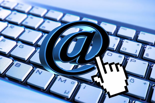 ¿A quién puedo enviar un correo electrónico con publicidad de mi empresa?